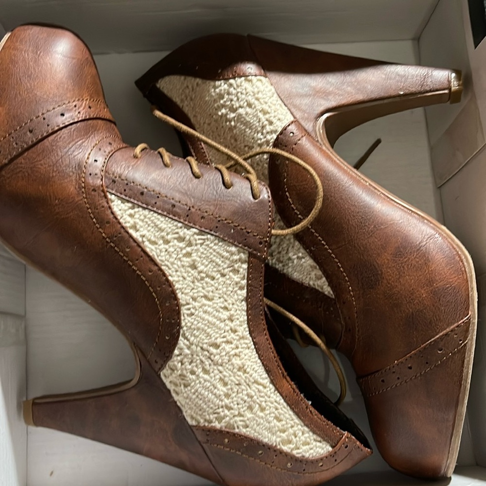 Not Rated Amigone brown heels